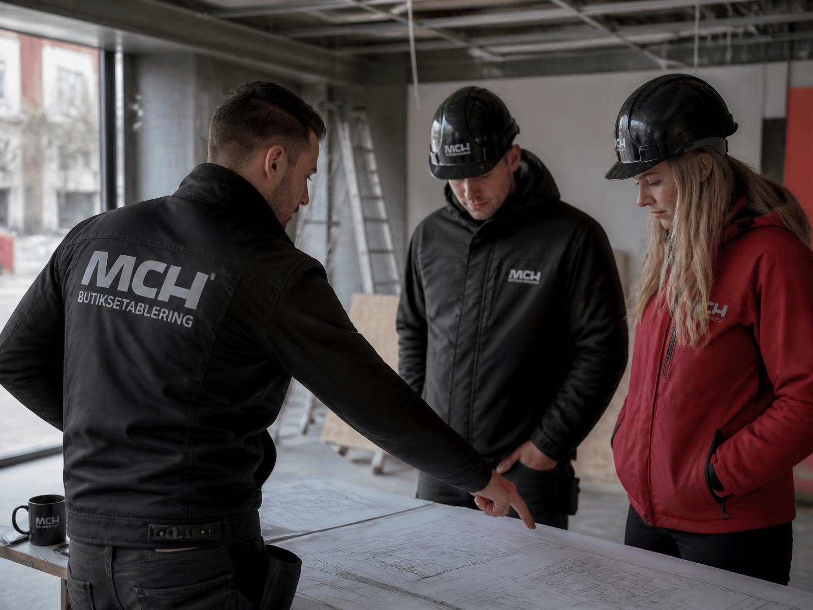 Projektledning och samordning – byggmöte med ritningar på arbetsplatsen